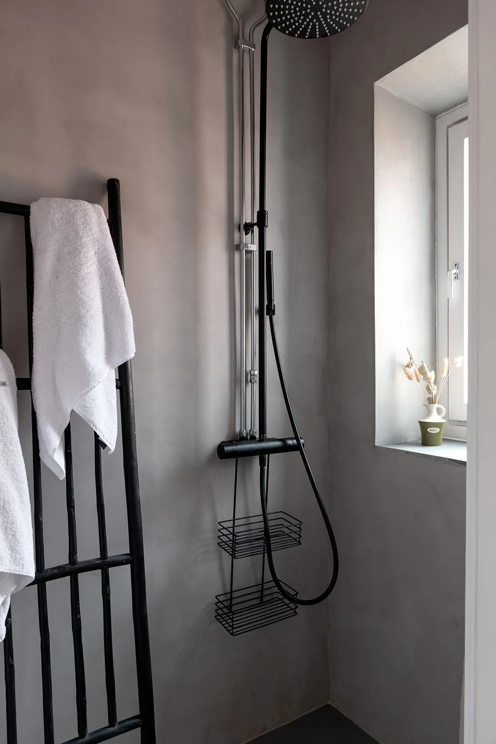 Голубые стены и современное искусство: красочная квартира в Стокгольме (54 кв. м) - Gallery image 28