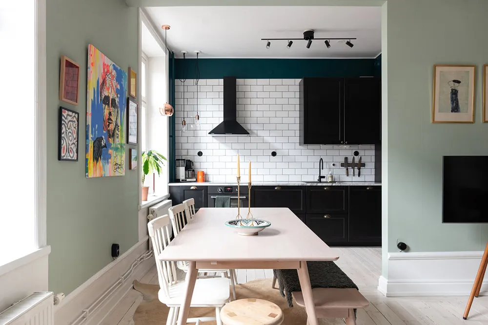 Голубые стены и современное искусство: красочная квартира в Стокгольме (54 кв. м) - Gallery image 6