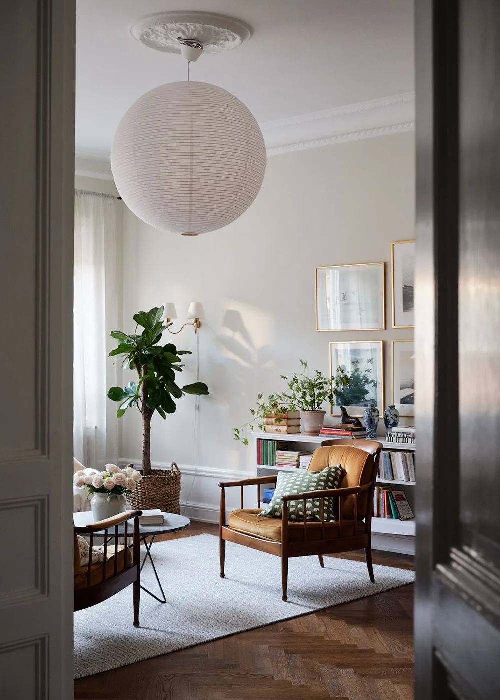 Прекрасна скандинавська квартира з зеленими стінами та ретро-деталями - Gallery image 17