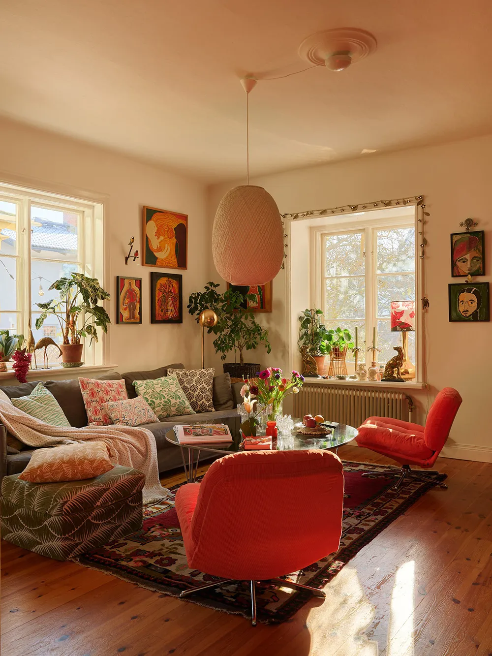 Hermosas paredes florales y estampados vibrantes: una encantadora casa de campo sueca - Gallery image 11