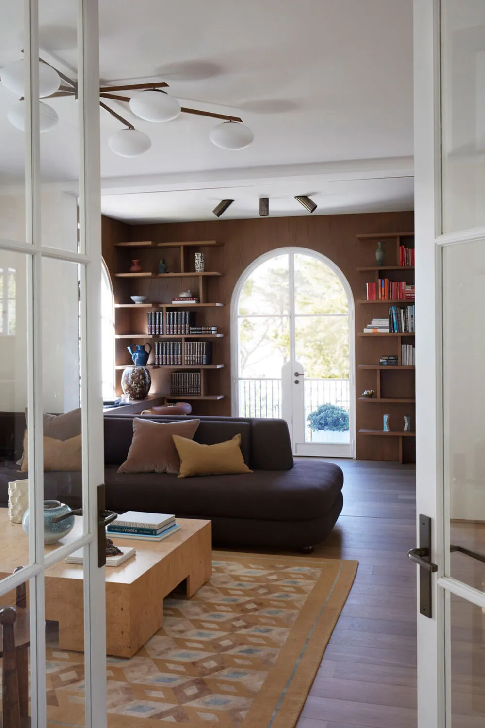 Spokojny nowoczesny интерьер w Sydney z arkami i kolumnami - Gallery image 13