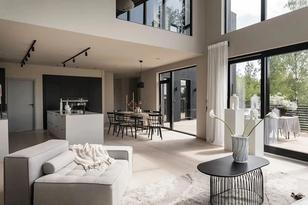 Mar de luz natural y diseño moderno: cabaña en el bosque en Suecia - Gallery image 5