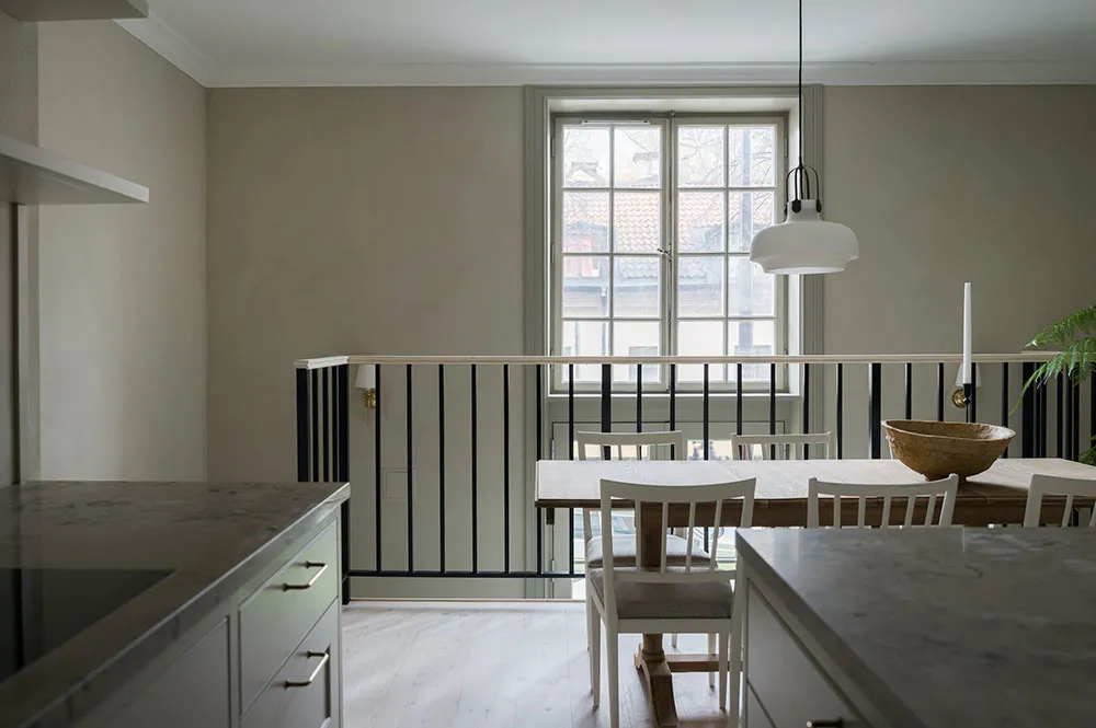 Schöner monochromer Interior in zwei Ebenen in Stockholm - 11