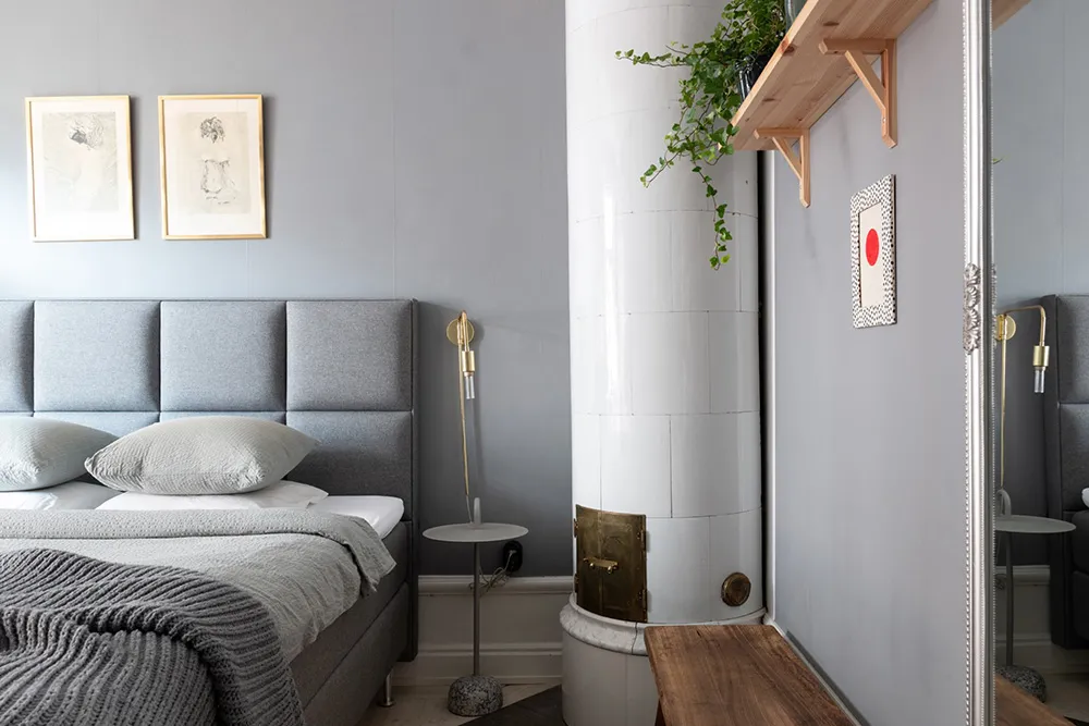 Голубые стены и современное искусство: красочная квартира в Стокгольме (54 кв. м) - Gallery image 26