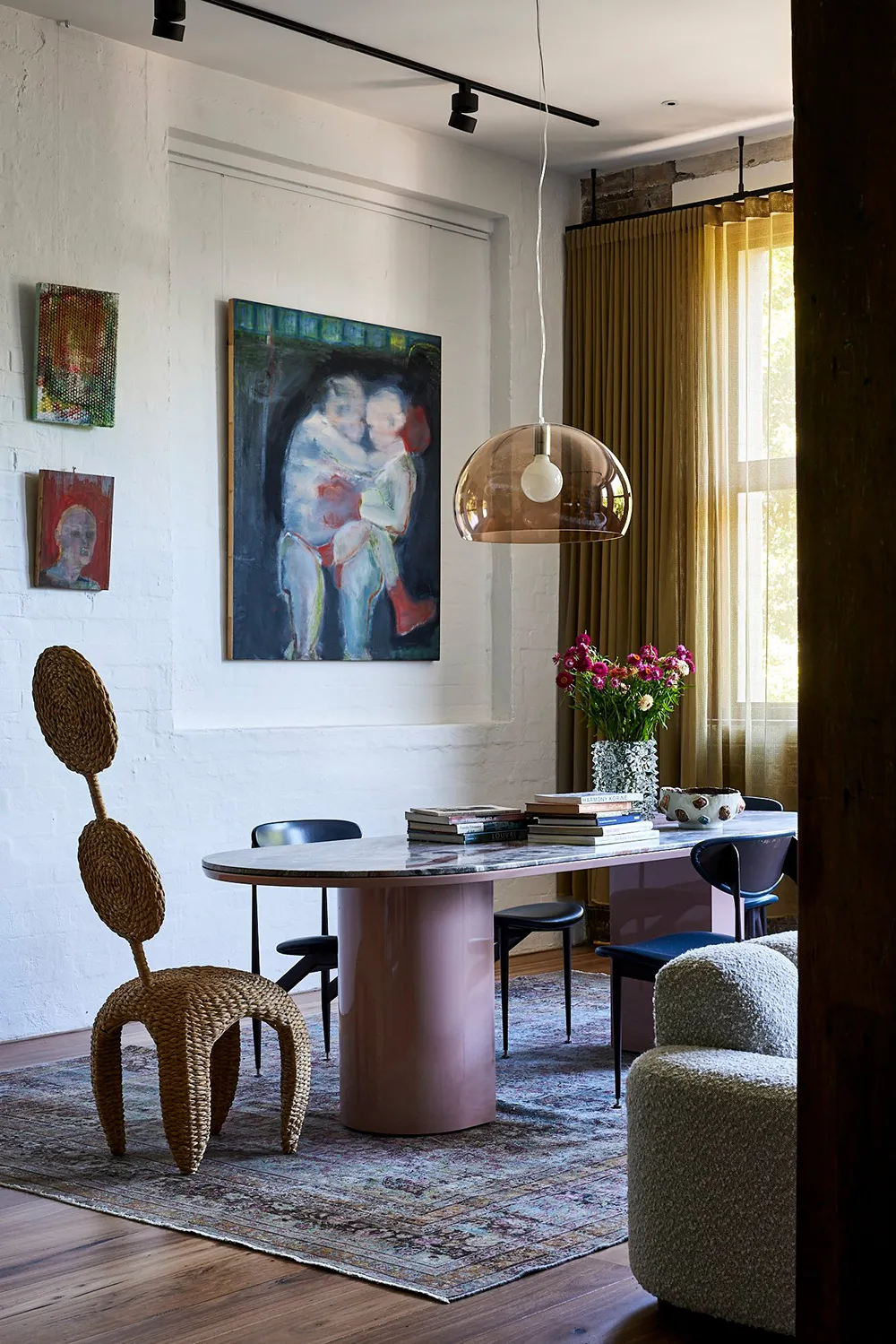 Abstract painting and monochromatic palette in the design of one of the first lofts in Sydney - 3
