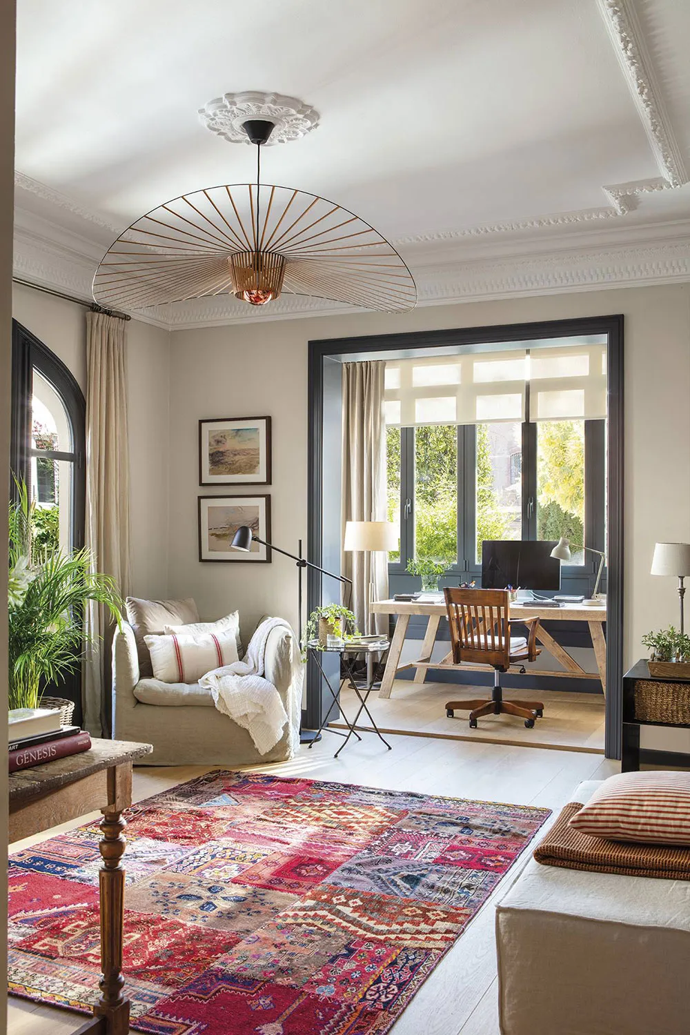 Mix aus moderner Möbel und vintage Dekor in einer gemütlichen Wohnung in Barcelona - Gallery image 2