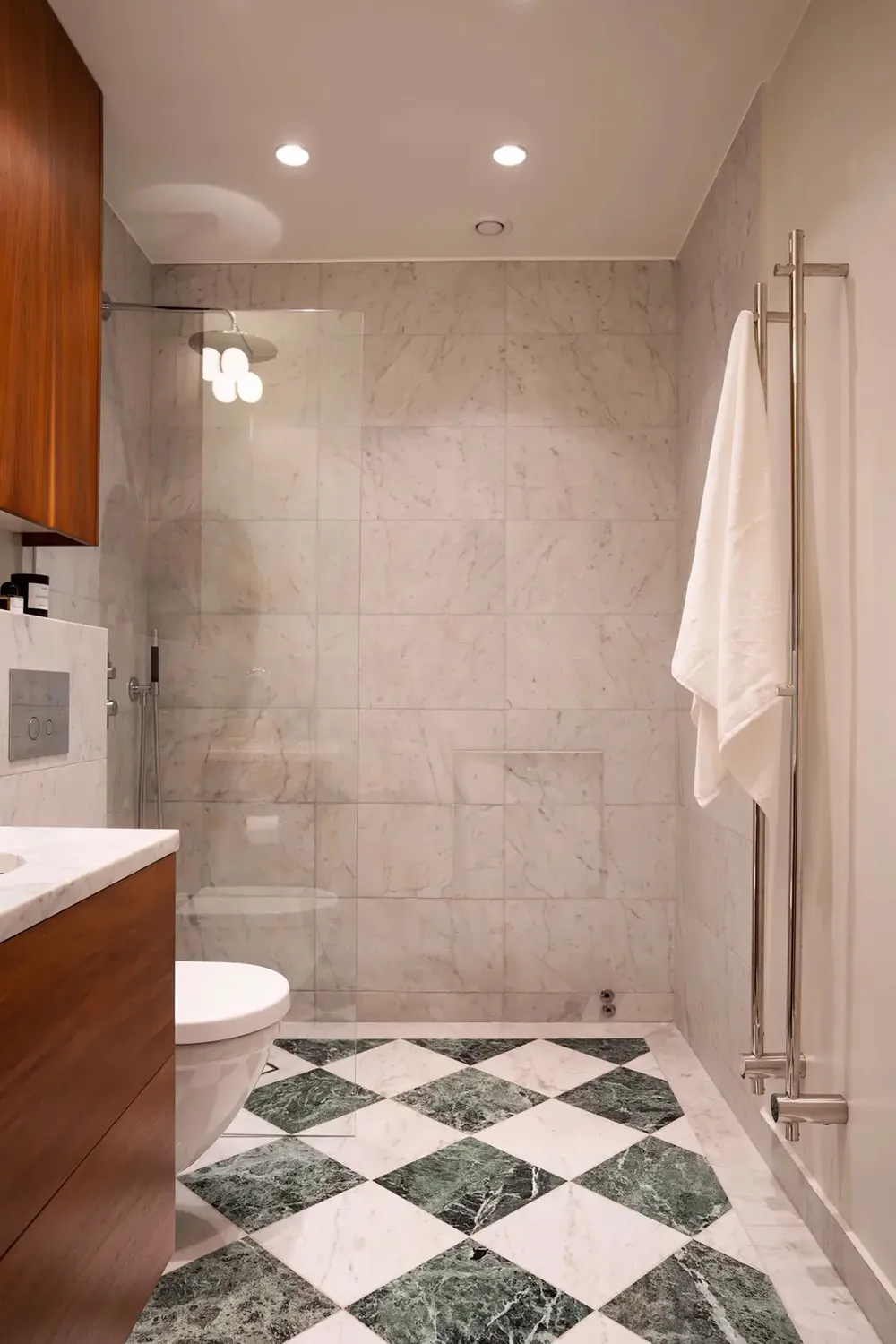 Ventanas arqueadas con plantas trepadoras: un interior inusual en Estocolmo - Gallery image 22