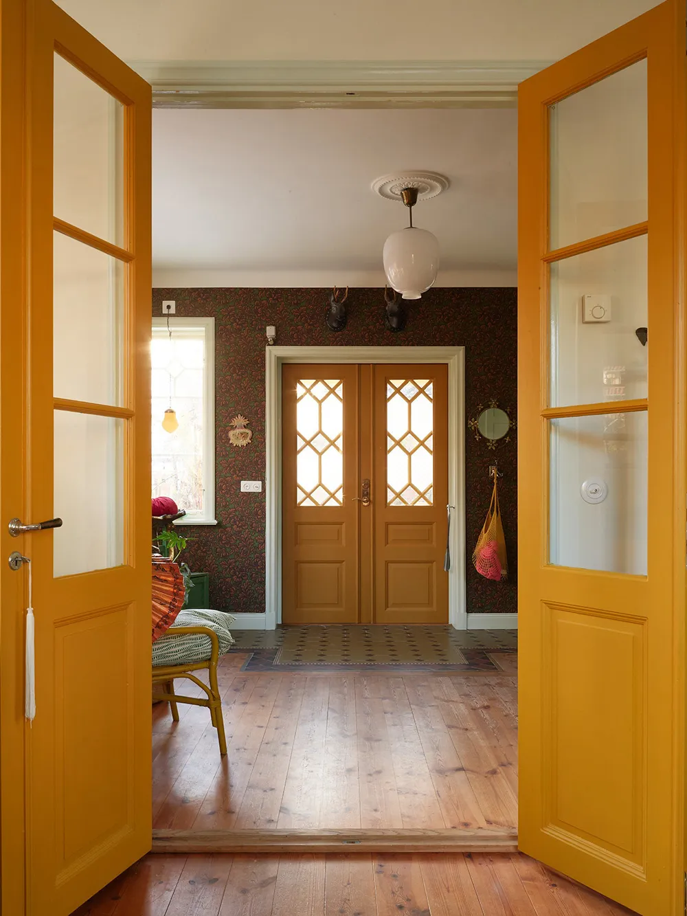 Hermosas paredes florales y estampados vibrantes: una encantadora casa de campo sueca - Gallery image 17