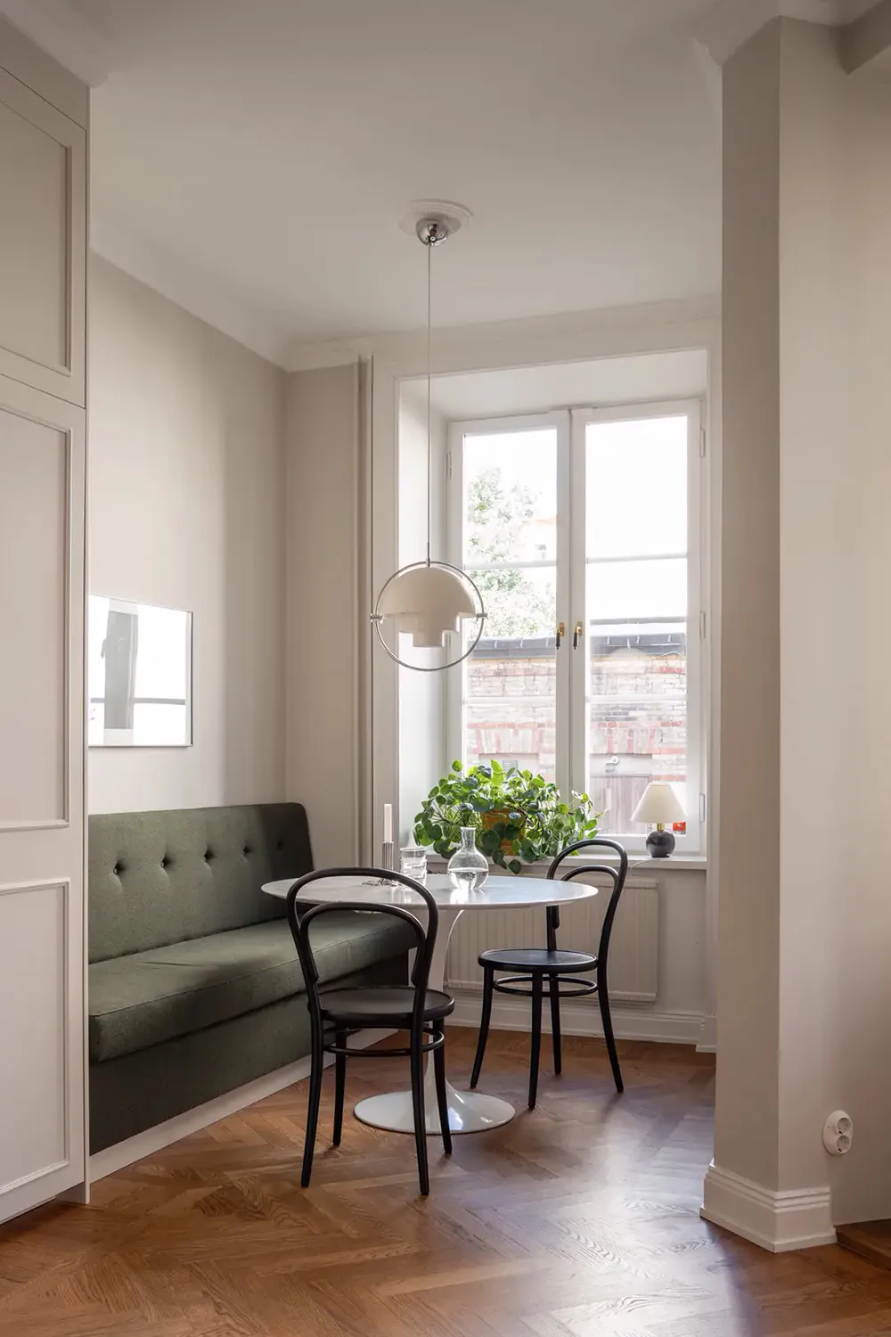 Ventanas arqueadas con plantas trepadoras: un interior inusual en Estocolmo - Gallery image 10