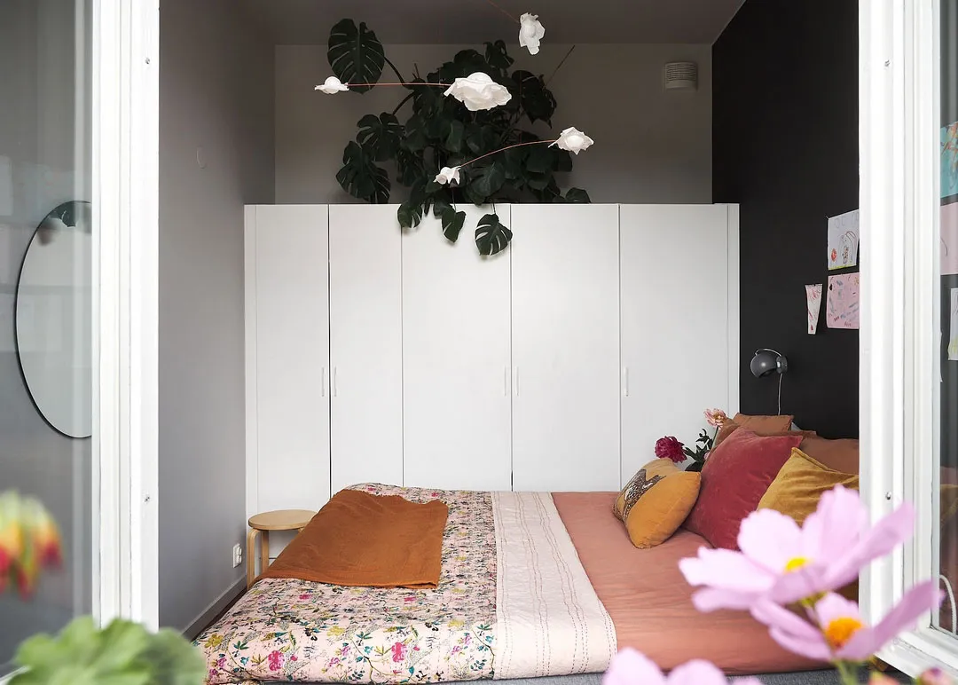 Живые растения, штукатурка на стенах и черная спальня: живой лофт в Стокгольме - Gallery image 16