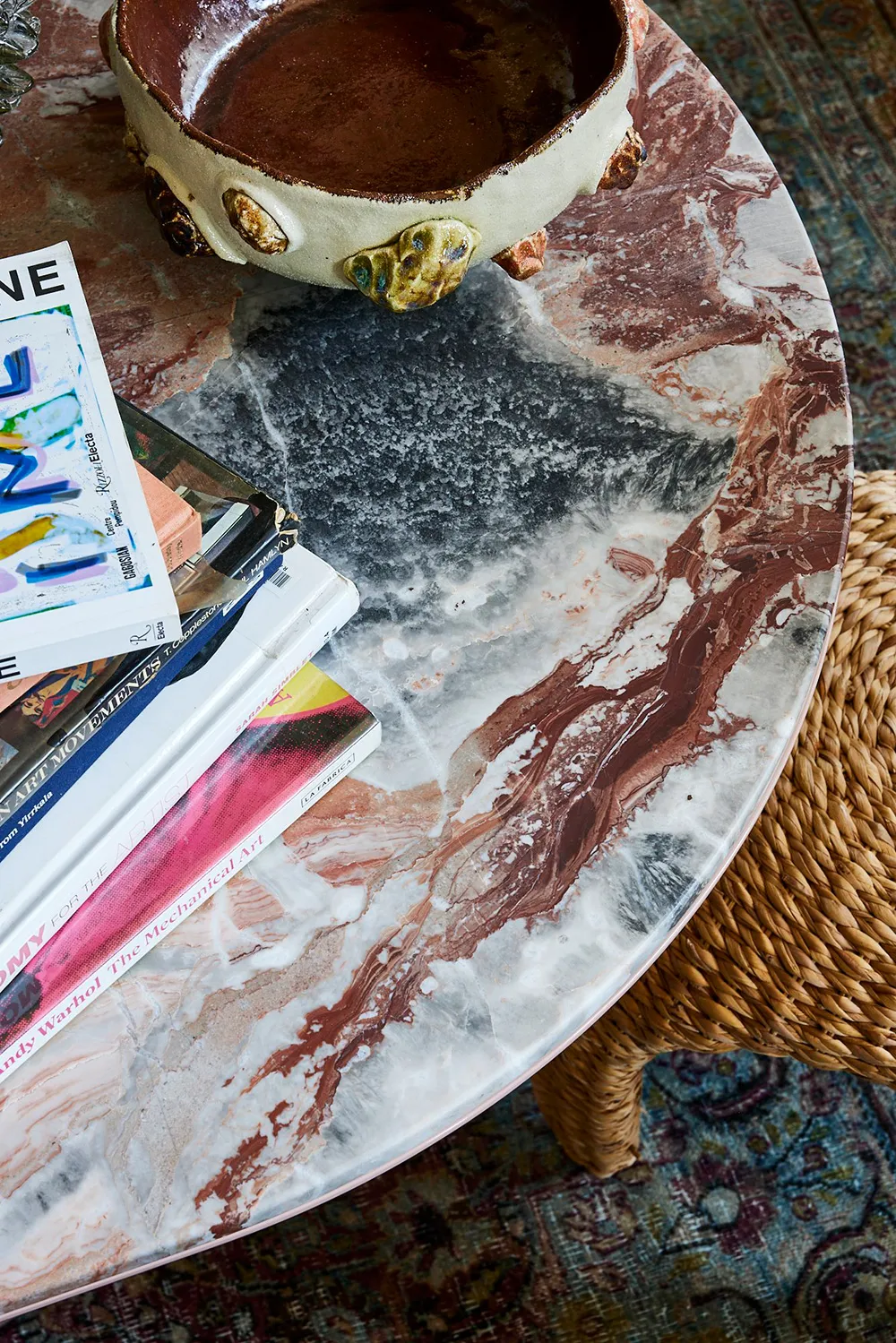 Abstract painting and monochromatic palette in the design of one of the first lofts in Sydney - 4