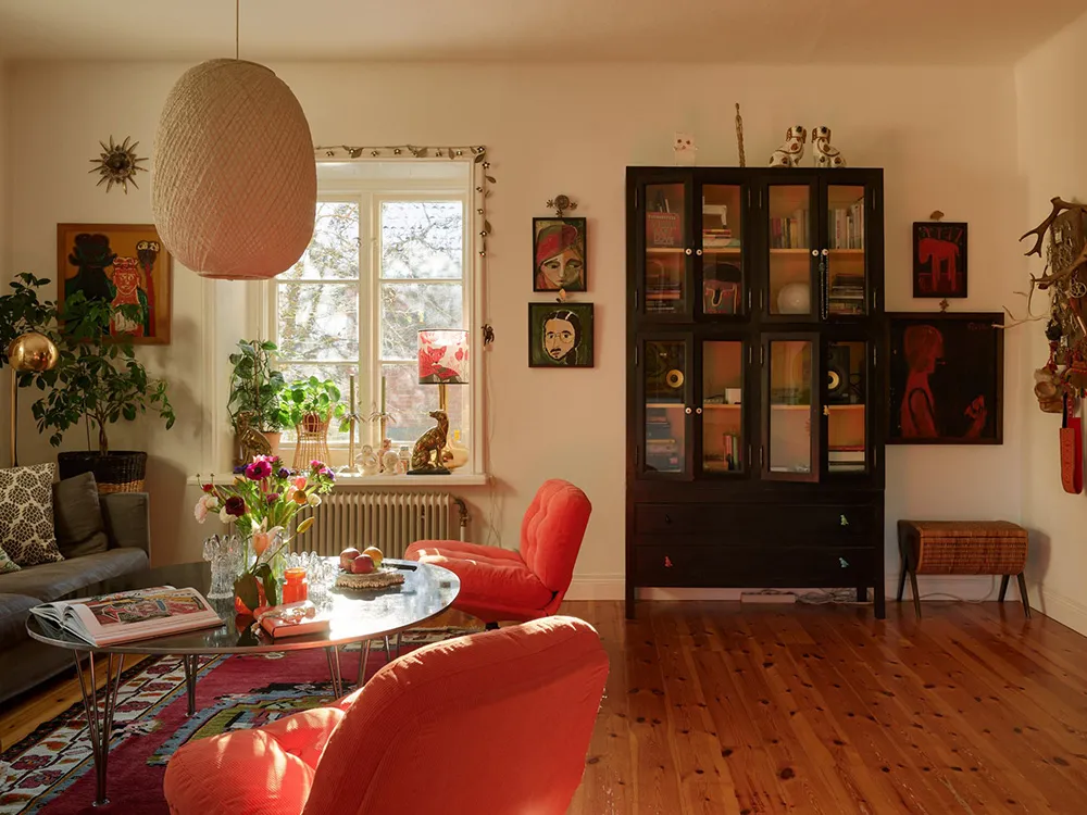 Hermosas paredes florales y estampados vibrantes: una encantadora casa de campo sueca - Gallery image 14