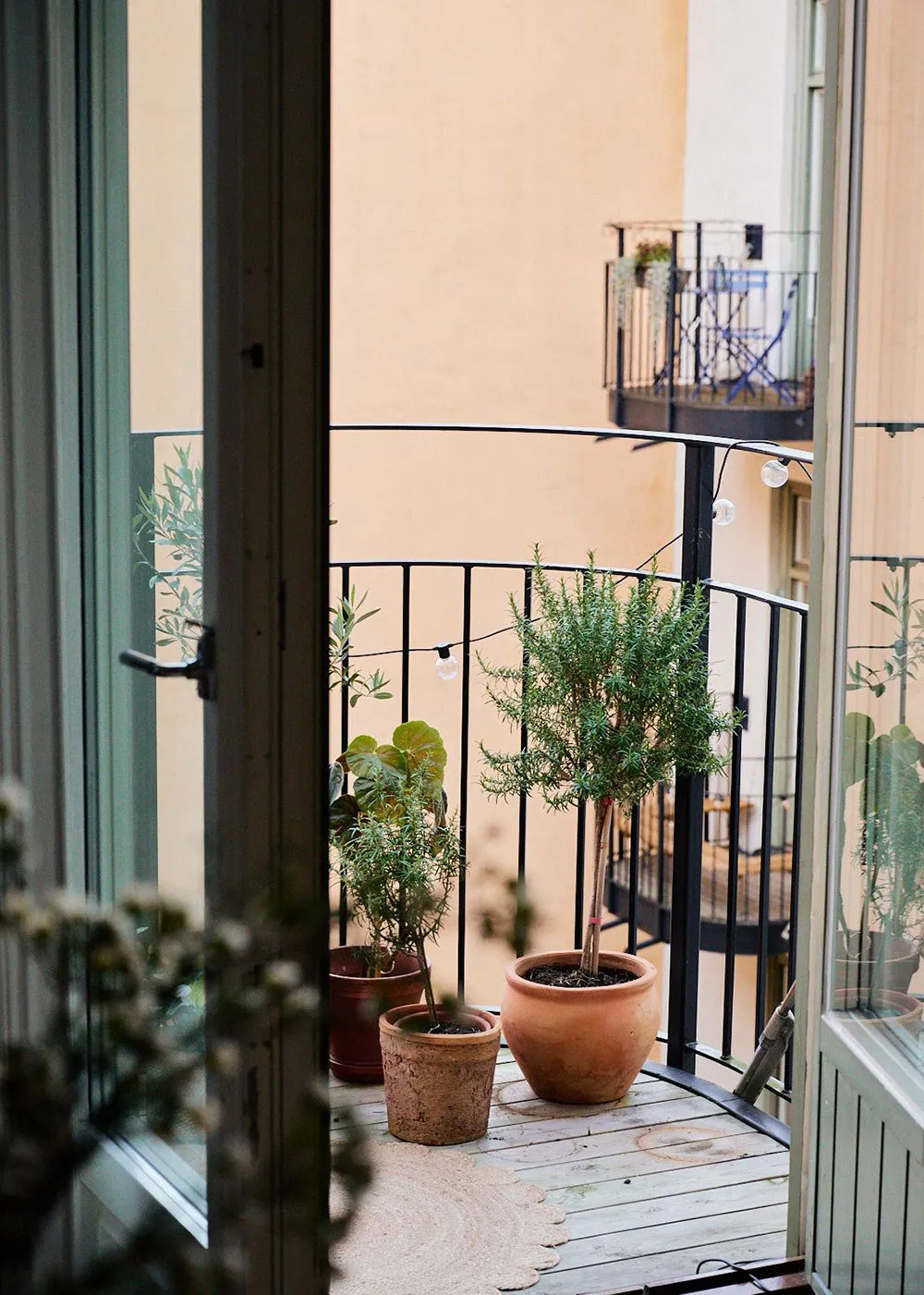 Прекрасна скандинавська квартира з зеленими стінами та ретро-деталями - Gallery image 13