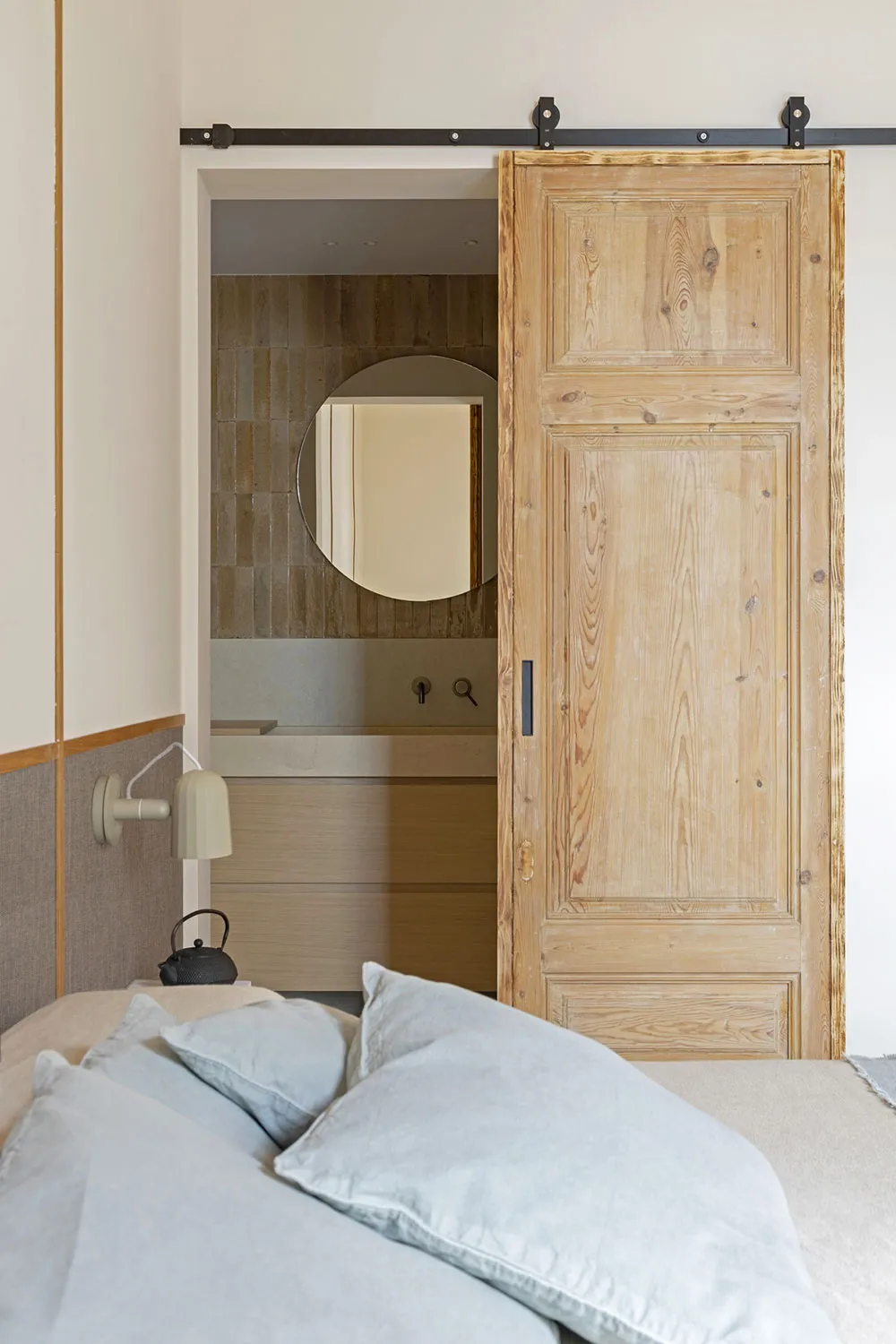 Своды и натуральный минимализм: умиротворяющий интерьер в Барселоне - Gallery image 17