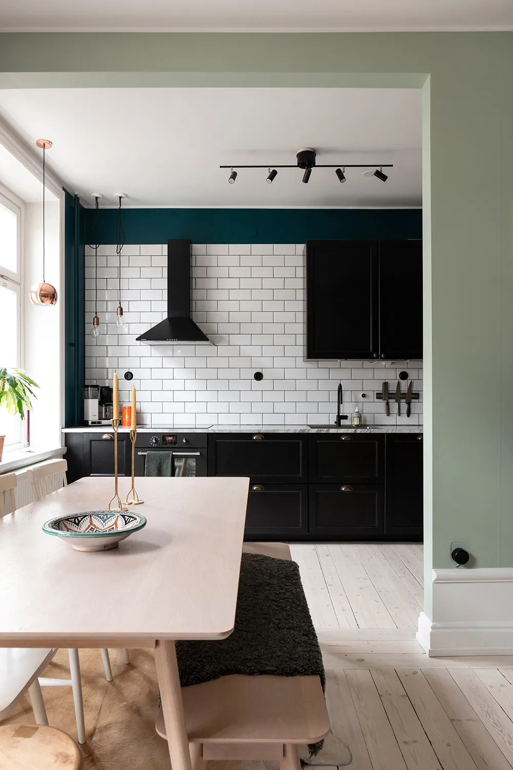 Голубые стены и современное искусство: красочная квартира в Стокгольме (54 кв. м) - Gallery image 15