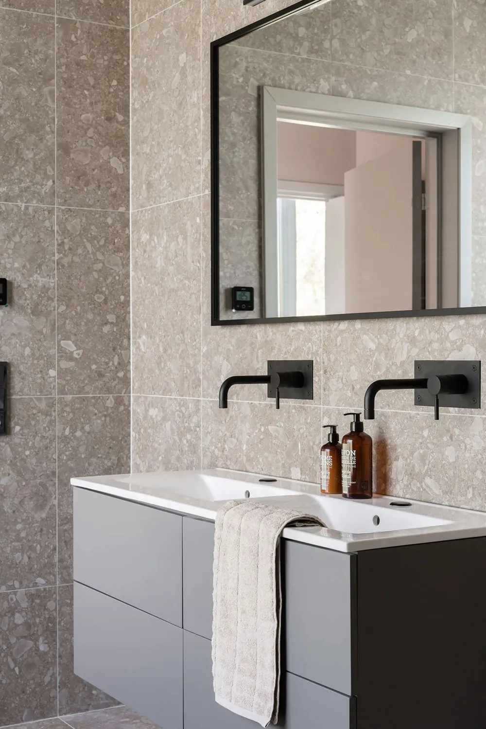 Mar de luz natural y diseño moderno: cabaña en el bosque en Suecia - Gallery image 15