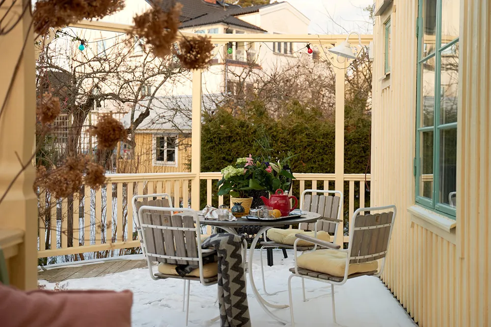 Hermosas paredes florales y estampados vibrantes: una encantadora casa de campo sueca - Gallery image 35