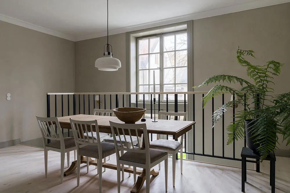Schöner monochromer Interior in zwei Ebenen in Stockholm - 8