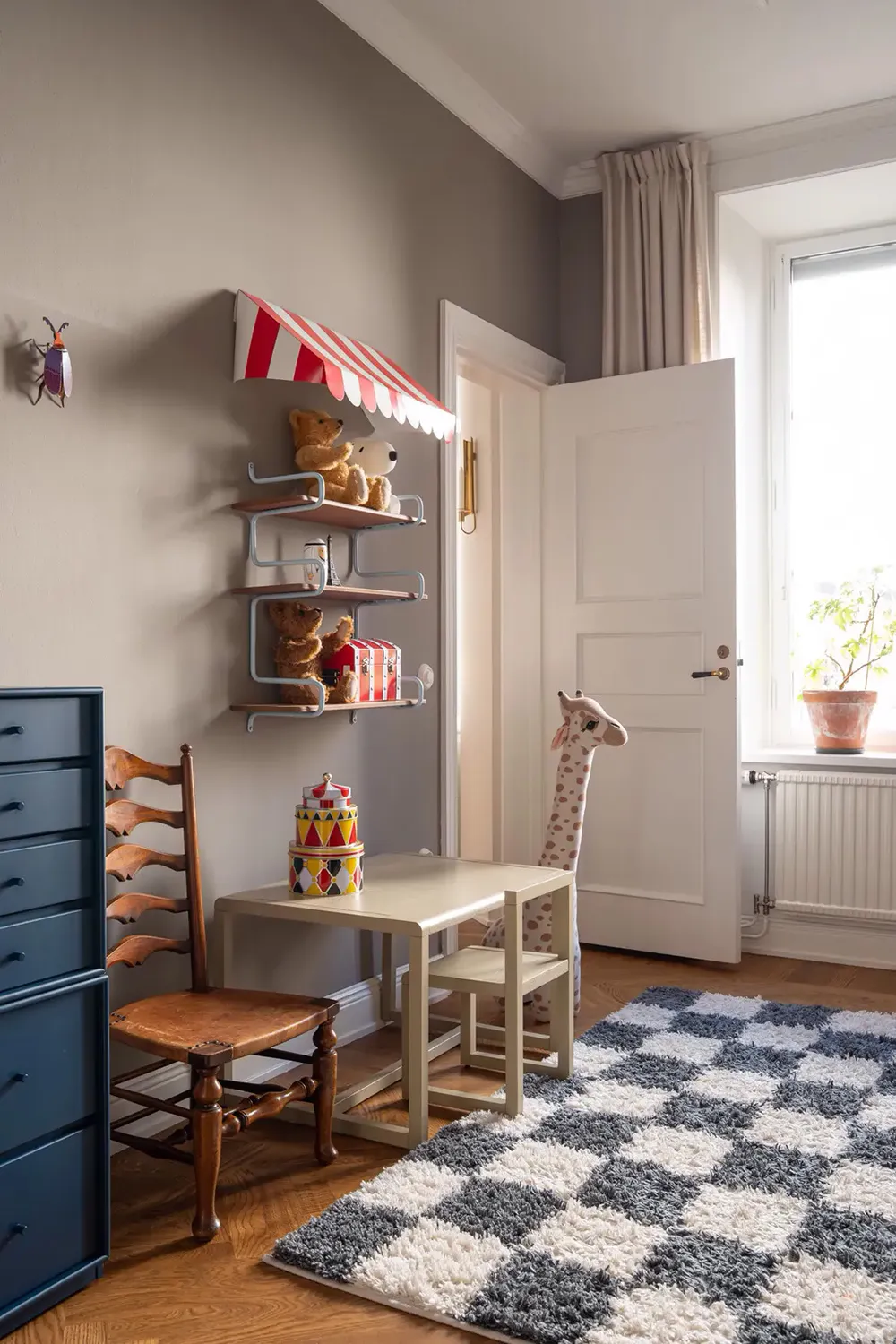 Ventanas arqueadas con plantas trepadoras: un interior inusual en Estocolmo - Gallery image 20