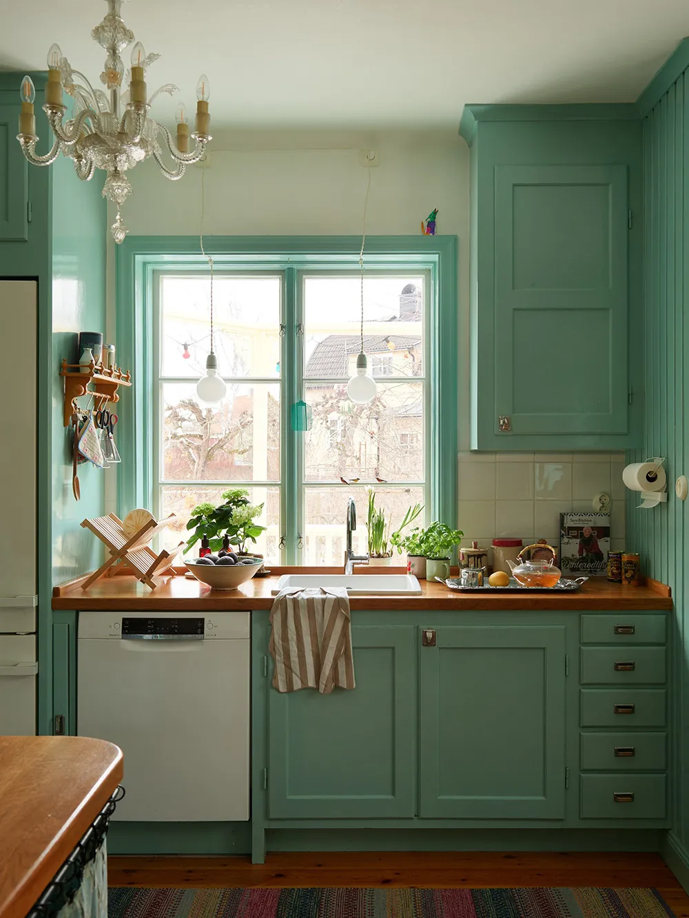 Hermosas paredes florales y estampados vibrantes: una encantadora casa de campo sueca - Gallery image 9