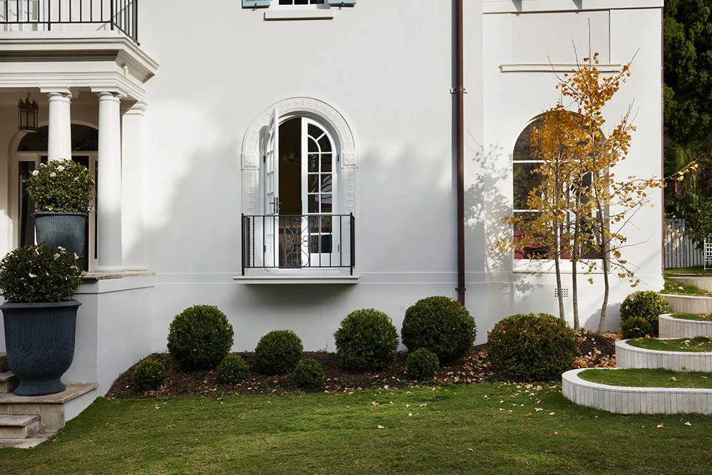 Spokojny nowoczesny интерьер w Sydney z arkami i kolumnami - Gallery image 25