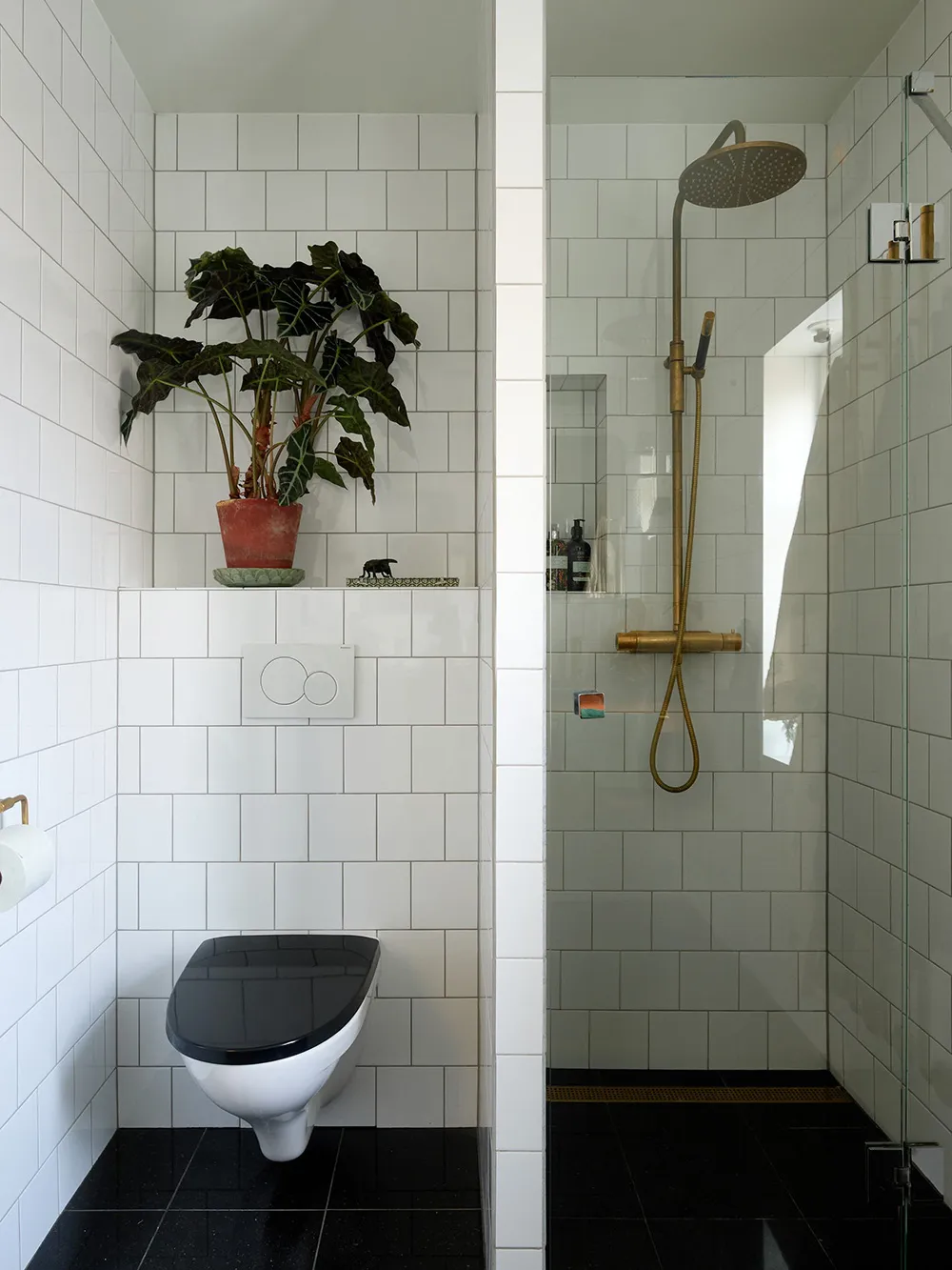 Hermosas paredes florales y estampados vibrantes: una encantadora casa de campo sueca - Gallery image 23