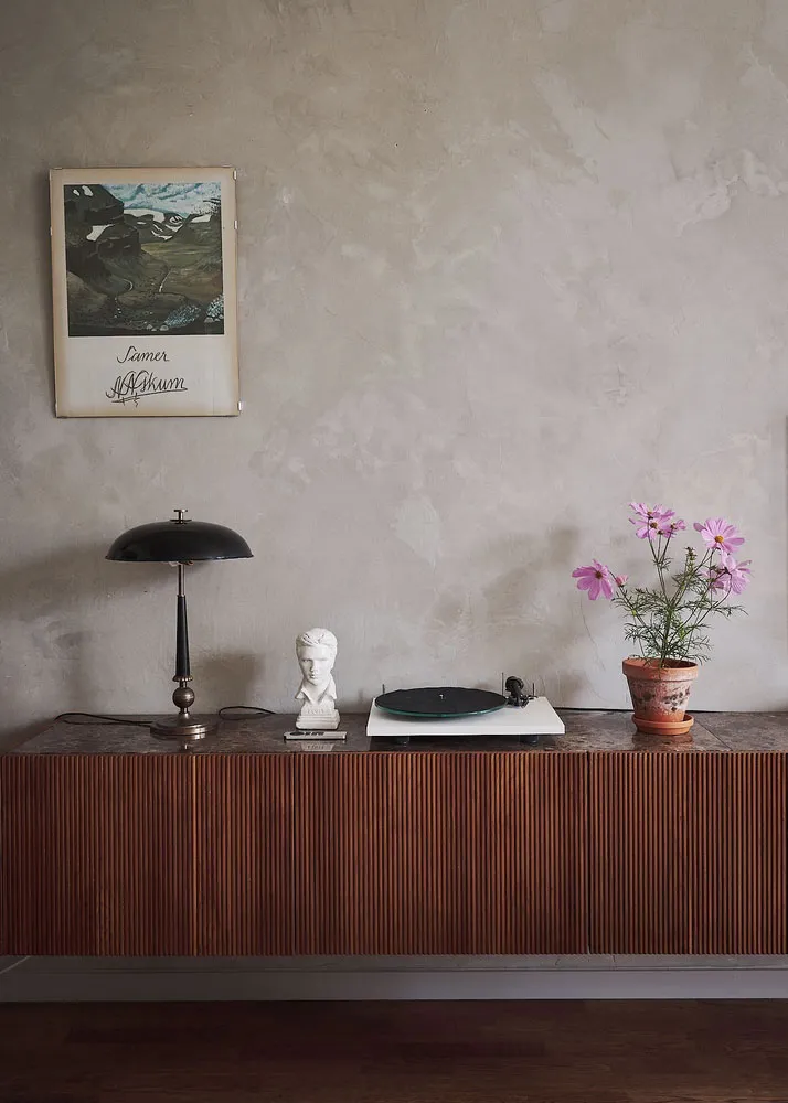 Живые растения, штукатурка на стенах и черная спальня: живой лофт в Стокгольме - Gallery image 4