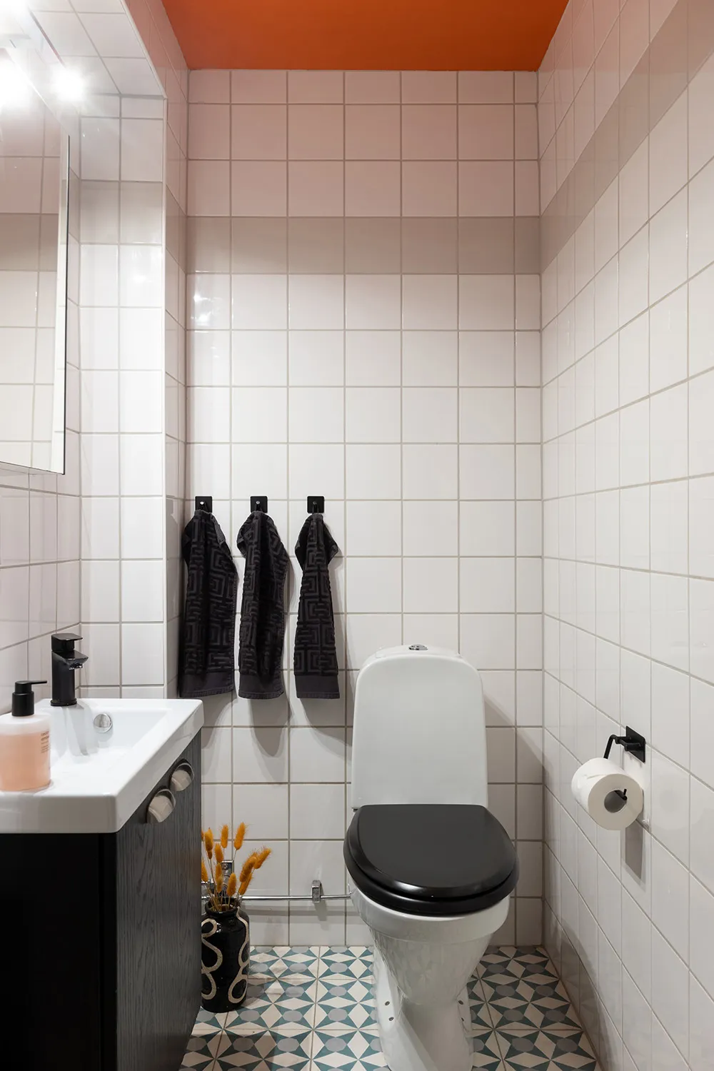 Голубые стены и современное искусство: красочная квартира в Стокгольме (54 кв. м) - Gallery image 29