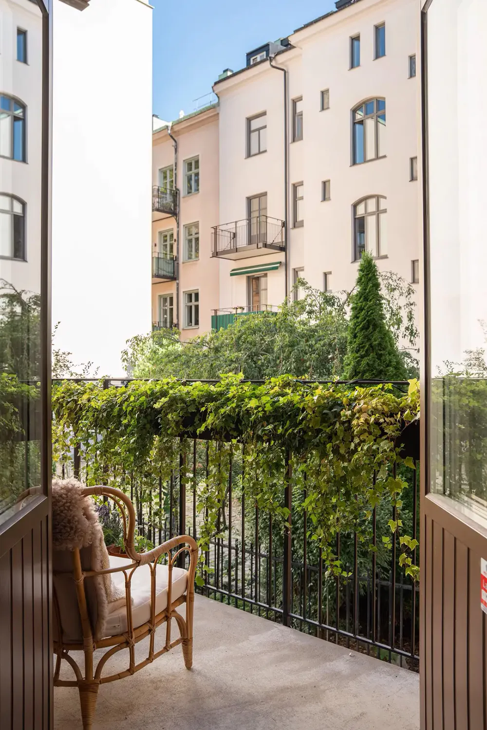 Ventanas arqueadas con plantas trepadoras: un interior inusual en Estocolmo - Gallery image 6