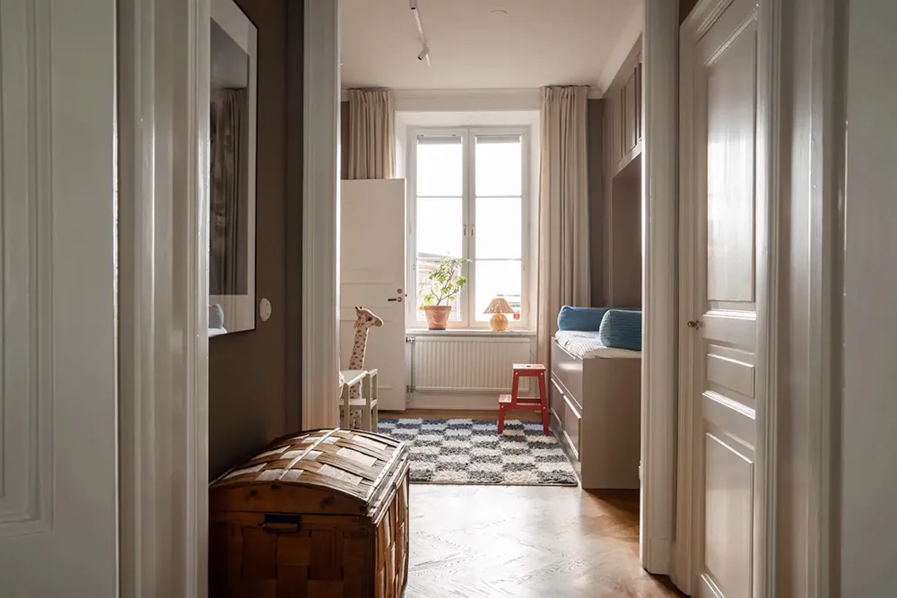 Ventanas arqueadas con plantas trepadoras: un interior inusual en Estocolmo - Gallery image 18