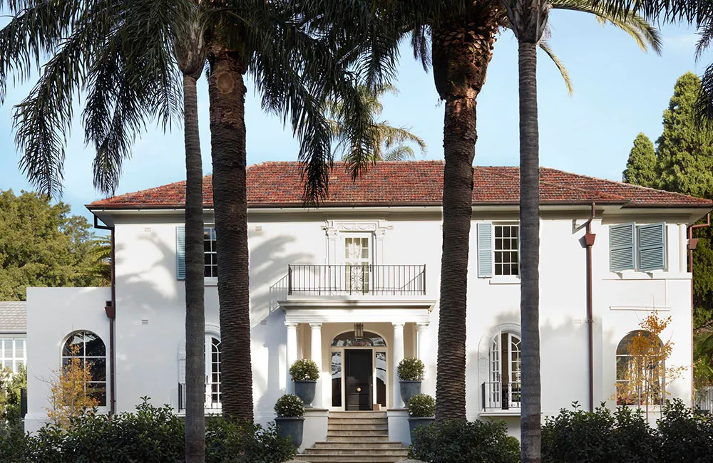 Spokojny nowoczesny интерьер w Sydney z arkami i kolumnami - Gallery image 2