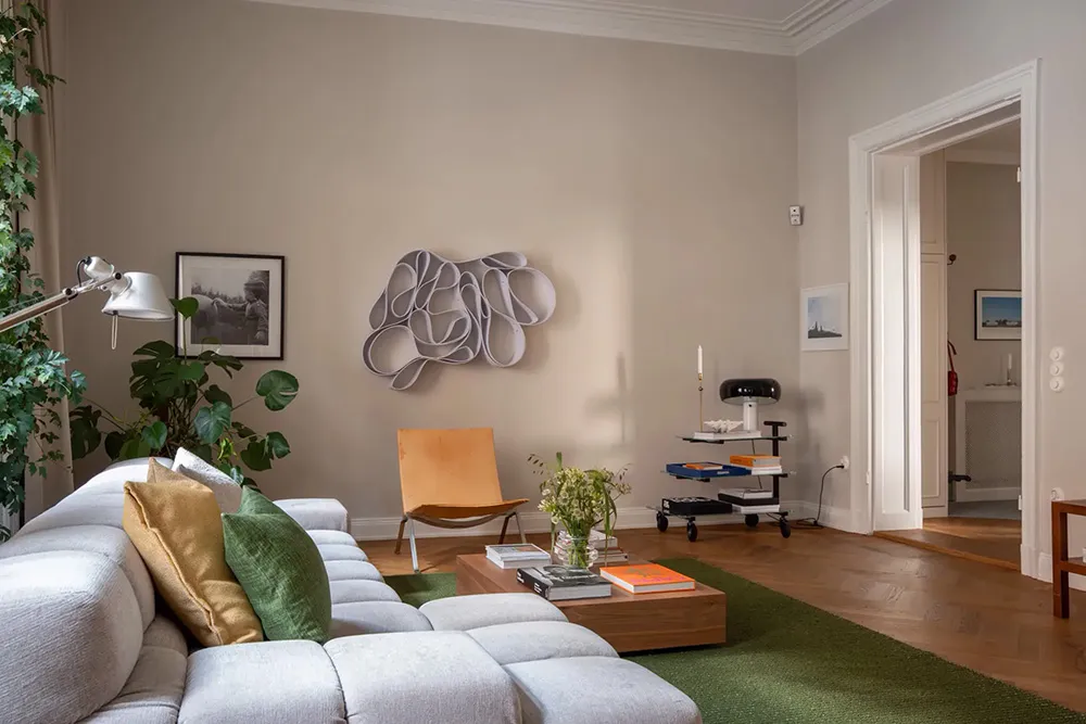 Ventanas arqueadas con plantas trepadoras: un interior inusual en Estocolmo - Gallery image 4