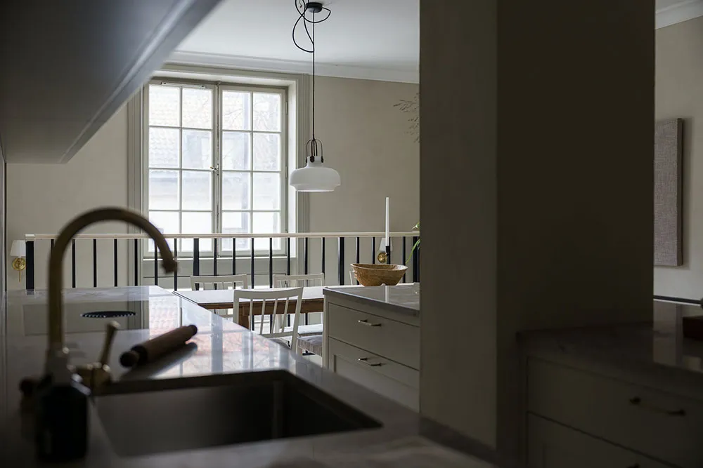 Schöner monochromer Interior in zwei Ebenen in Stockholm - 12