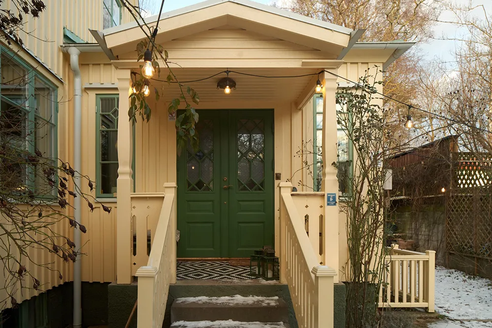 Hermosas paredes florales y estampados vibrantes: una encantadora casa de campo sueca - Gallery image 33