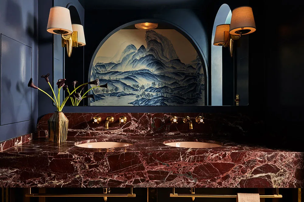 Intérieur lumineux, chaleureux et un peu glamour de l'appartement d'un designer à New York - Gallery image 5