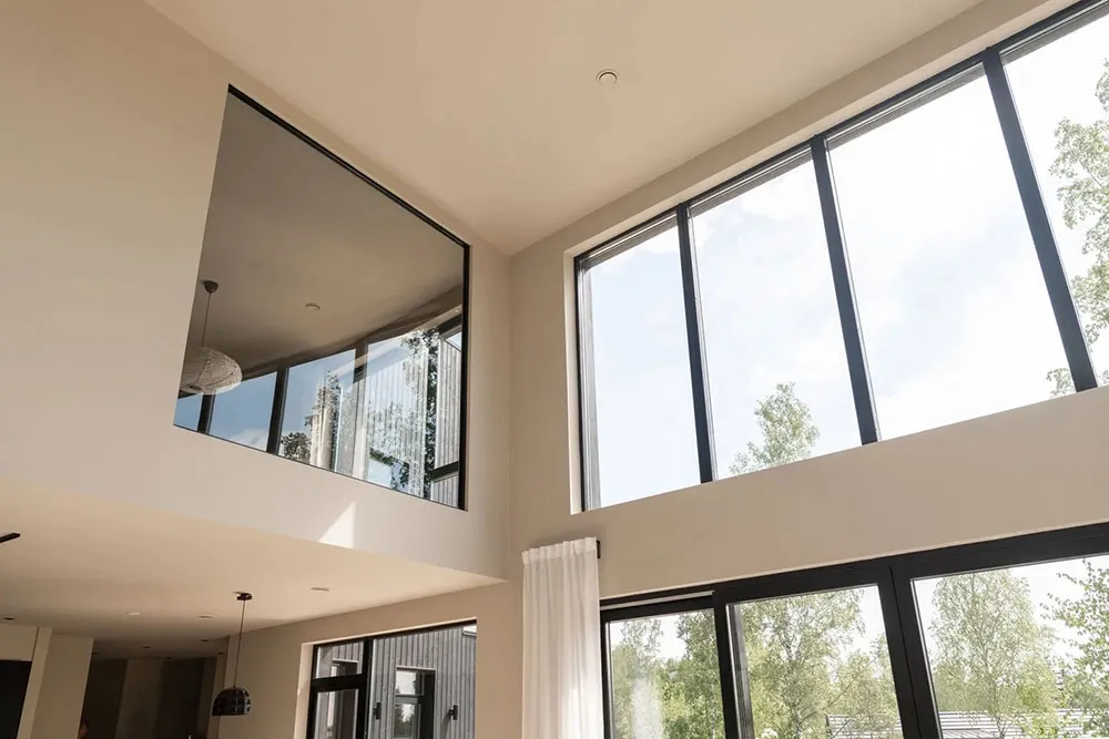 Mar de luz natural y diseño moderno: cabaña en el bosque en Suecia - Gallery image 4