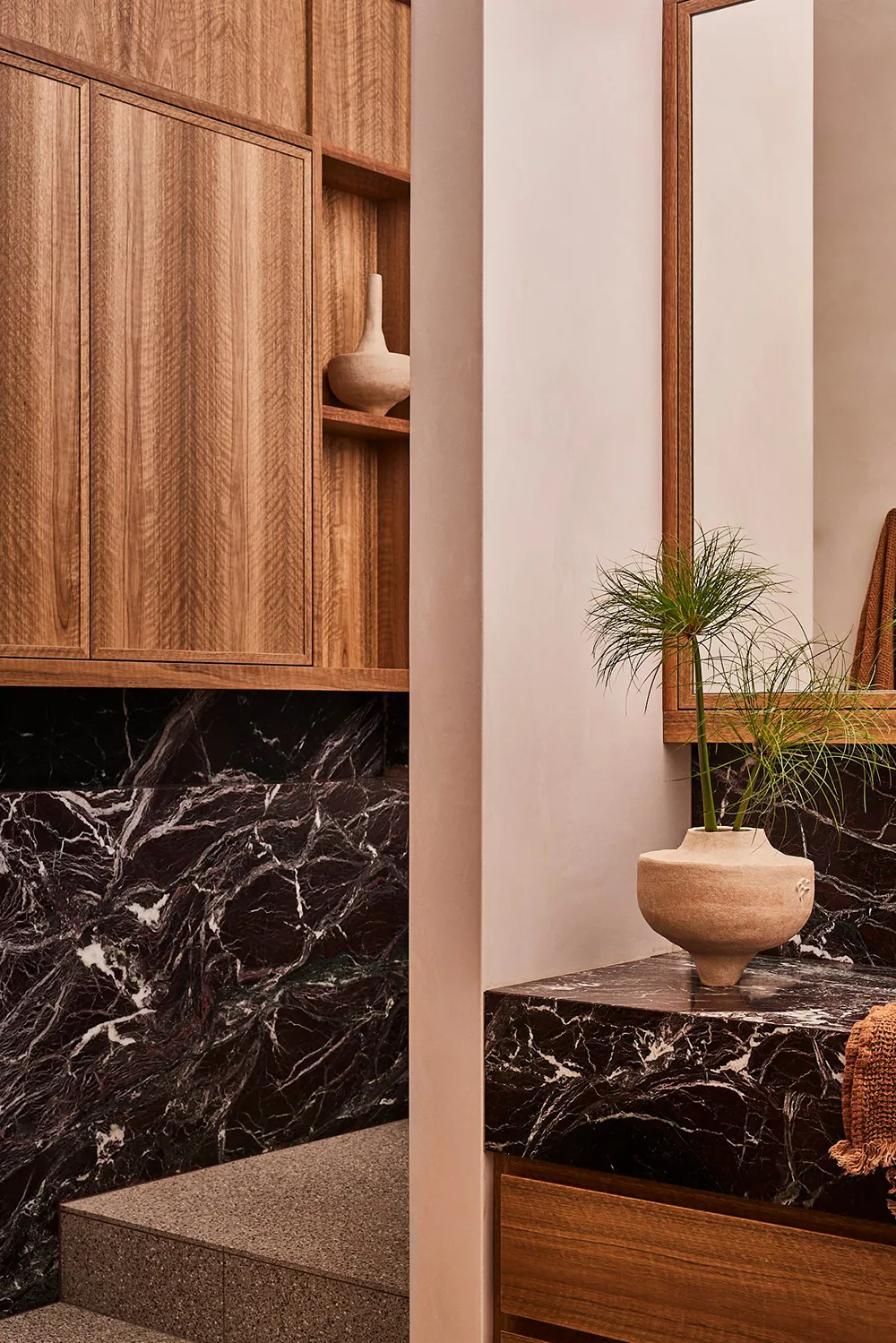 Abstract painting and monochromatic palette in the design of one of the first lofts in Sydney - 14