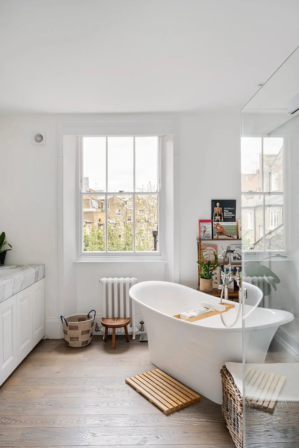 Белая квартира в Лондоне с декором, неподвластном времени - Gallery image 14