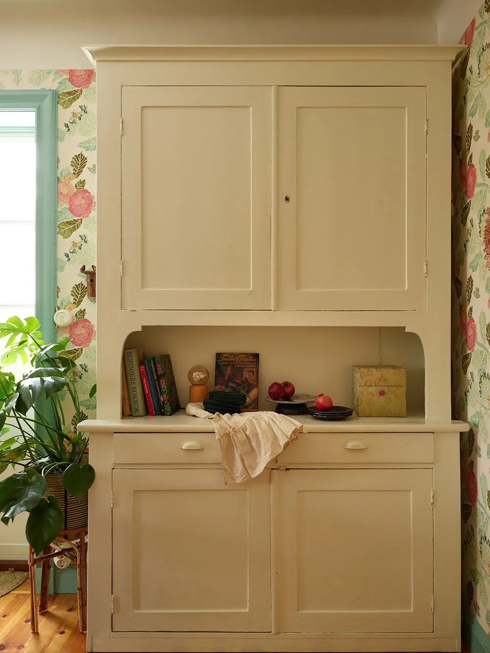 Hermosas paredes florales y estampados vibrantes: una encantadora casa de campo sueca - Gallery image 4