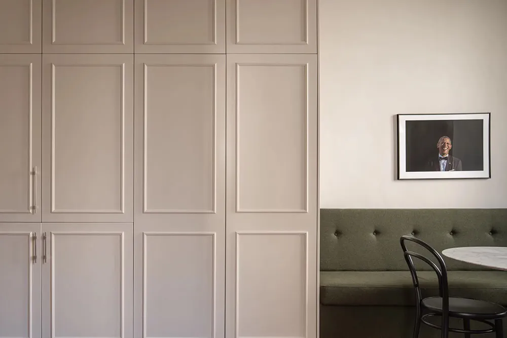 Ventanas arqueadas con plantas trepadoras: un interior inusual en Estocolmo - Gallery image 11