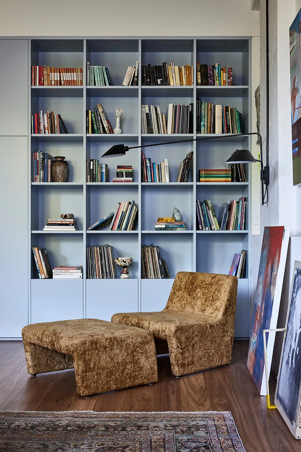 Abstract painting and monochromatic palette in the design of one of the first lofts in Sydney - 5