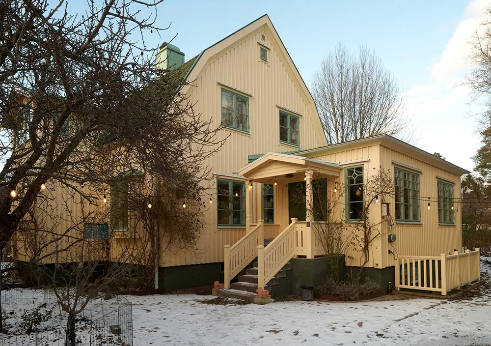 Hermosas paredes florales y estampados vibrantes: una encantadora casa de campo sueca - Gallery image 2