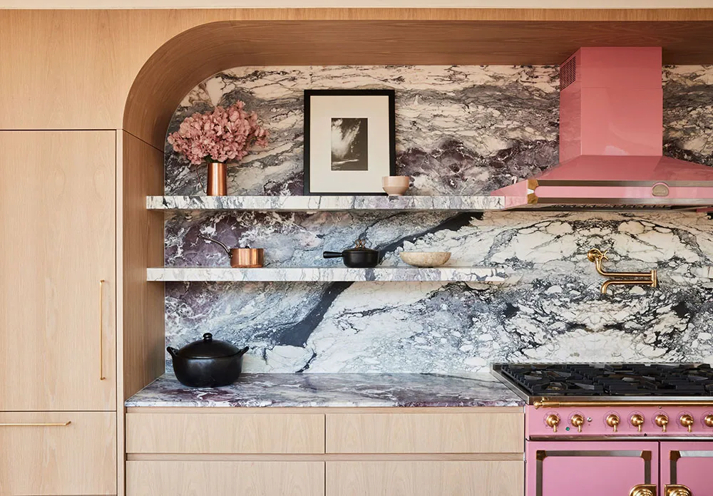 Intérieur lumineux, chaleureux et un peu glamour de l'appartement d'un designer à New York - Gallery image 2