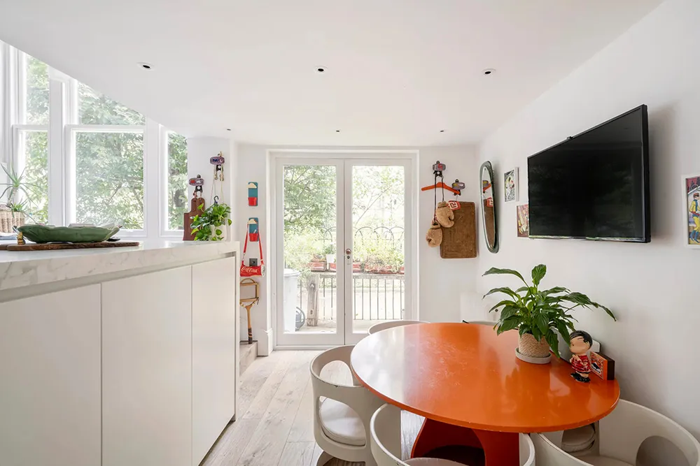 Белая квартира в Лондоне с декором, неподвластном времени - Gallery image 8