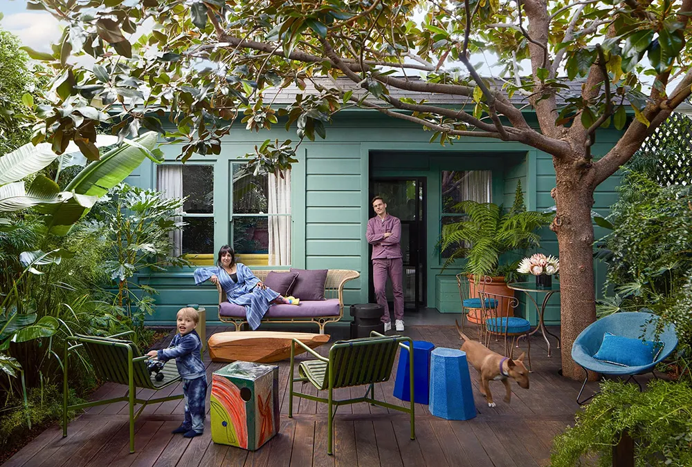 Interiores eclécticos brillantes de un bungalow azul en California - Gallery image 15