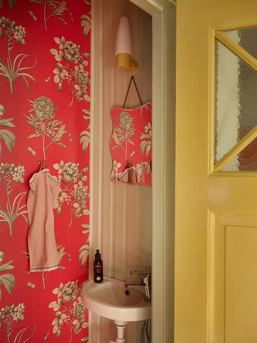 Hermosas paredes florales y estampados vibrantes: una encantadora casa de campo sueca - Gallery image 27