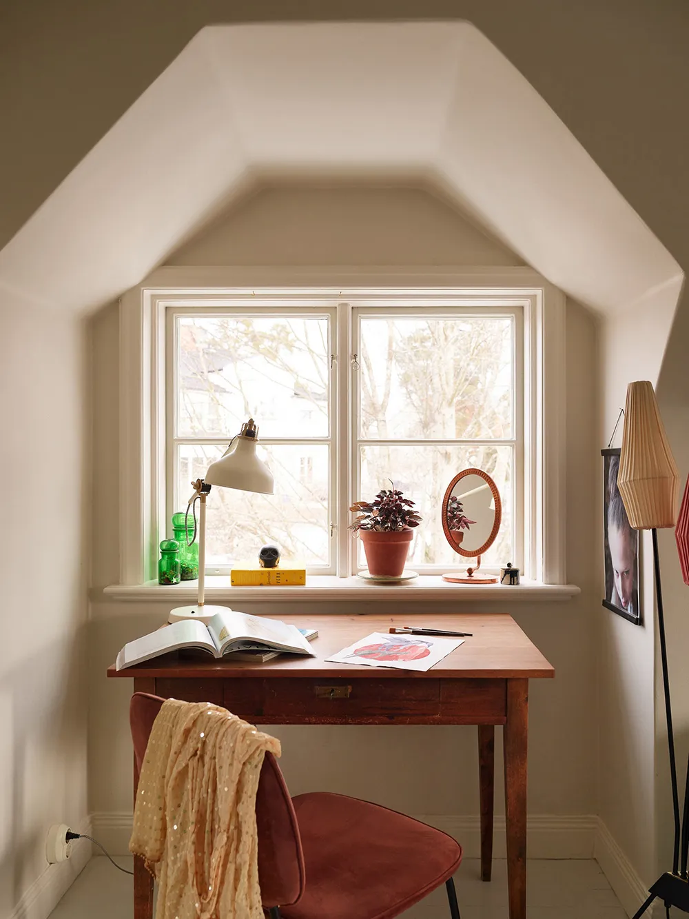 Hermosas paredes florales y estampados vibrantes: una encantadora casa de campo sueca - Gallery image 30