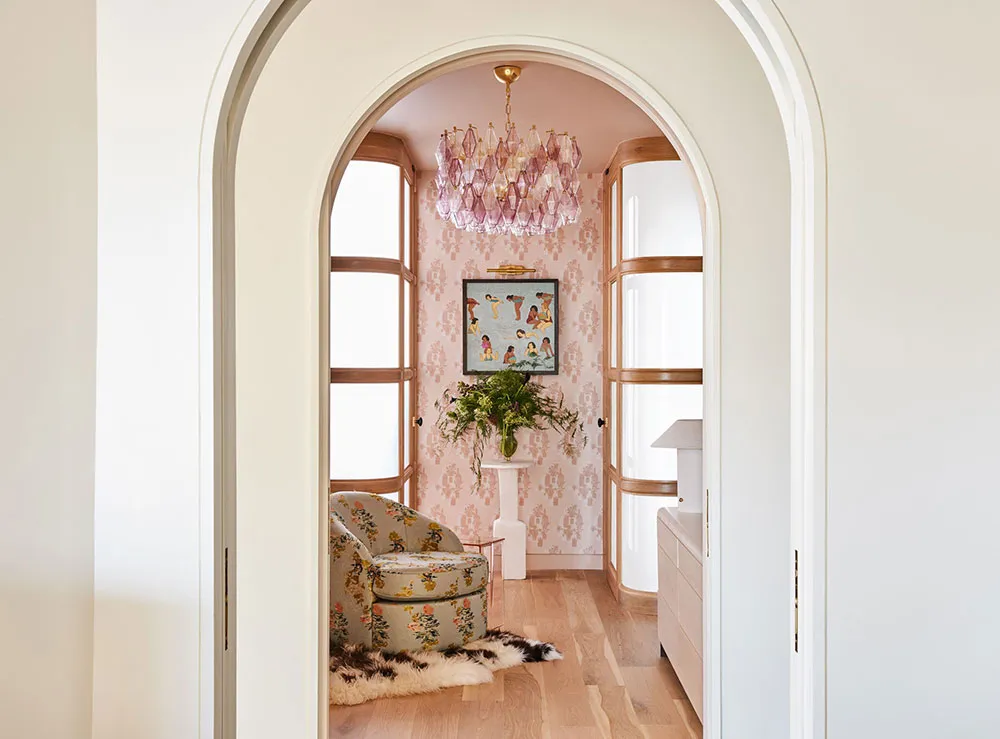 Intérieur lumineux, chaleureux et un peu glamour de l'appartement d'un designer à New York - Gallery image 10