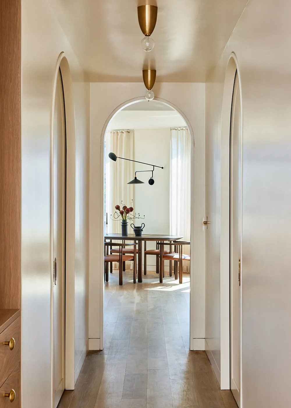 Intérieur lumineux, chaleureux et un peu glamour de l'appartement d'un designer à New York - Gallery image 1