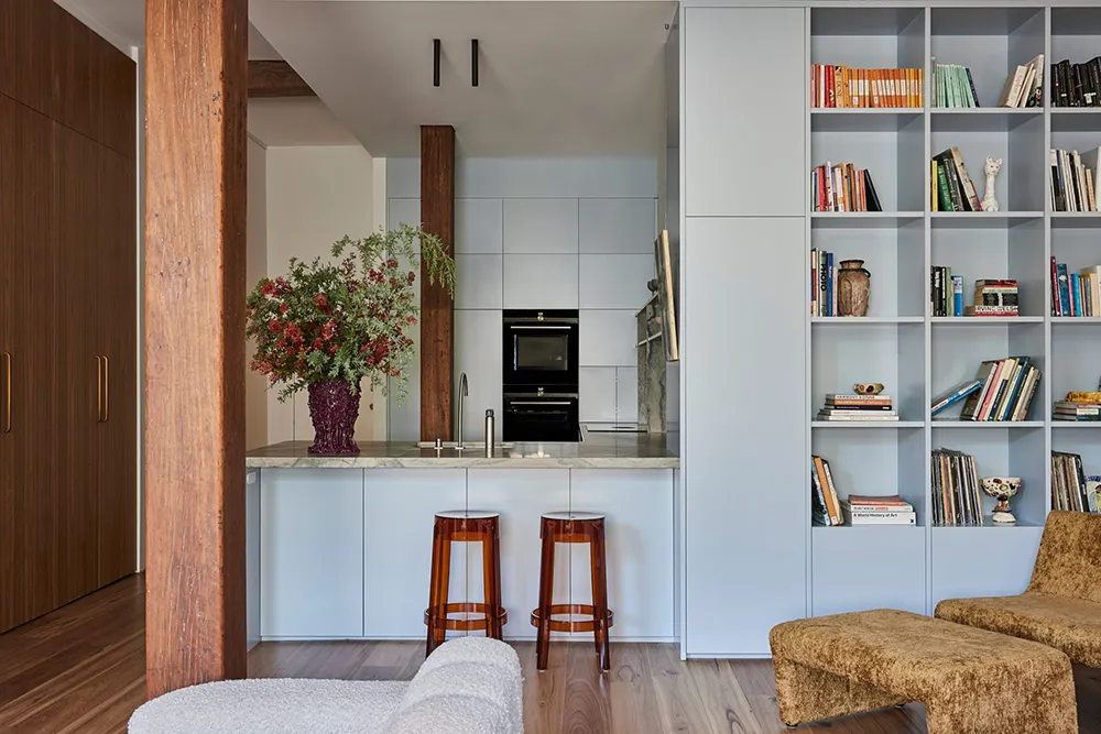 Abstract painting and monochromatic palette in the design of one of the first lofts in Sydney - 6
